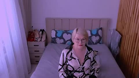 Snapshot of sabrinamacmarren chatting on 05/19/26, 03:18 Sabrina MacMarren online show from 05/19/26, 03:18