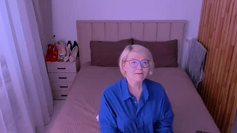Snapshot of sabrinamacmarren chatting on 05/29/26, 05:33 Sabrina MacMarren online show from 05/29/26, 05:33