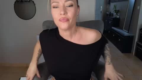 sacha__xx online show from 02/19/25, 01:50