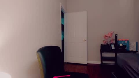 Snapshot of sacha_candy chatting on 02/18/25, 11:08 Sacha online show from 02/18/25, 11:08