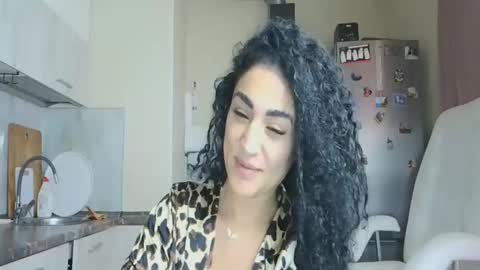 Snapshot of safari_xx chatting on 11/02/25, 11:01 Queen online show from 11/02/25, 11:01