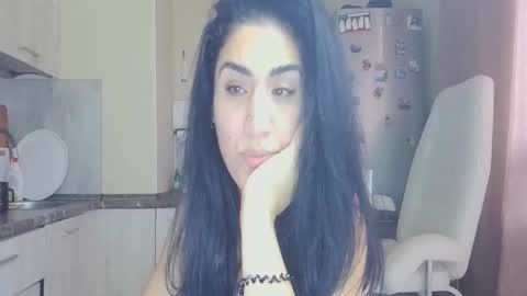 Snapshot of safari_xx chatting on 11/11/25, 08:03 Queen online show from 11/11/25, 08:03