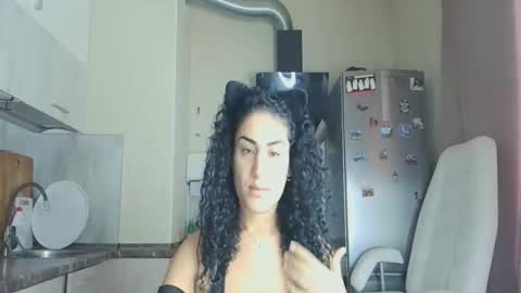 Snapshot of safari_xx chatting on 11/17/25, 10:54 Queen online show from 11/17/25, 10:54