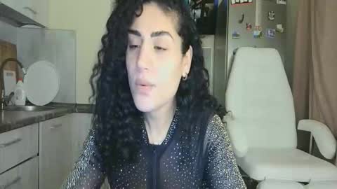 Snapshot of safari_xx chatting on 11/25/25, 01:00 Queen online show from 11/25/25, 01:00