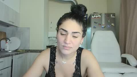 Snapshot of safari_xx chatting on 12/03/25, 11:52 Queen online show from 12/03/25, 11:52