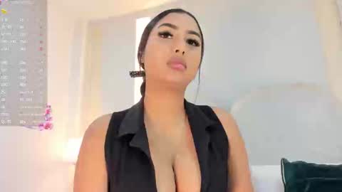 Snapshot of salomebell chatting on 10/30/25, 08:20 online show from 10/30/25, 08:20