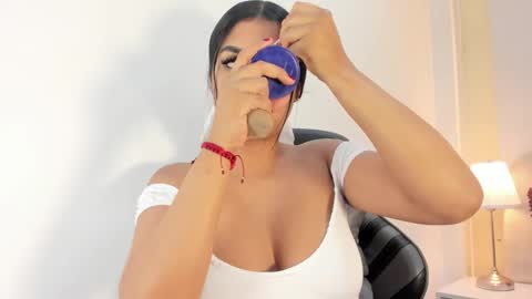 Snapshot of salomebell chatting on 11/16/25, 02:00 online show from 11/16/25, 02:00