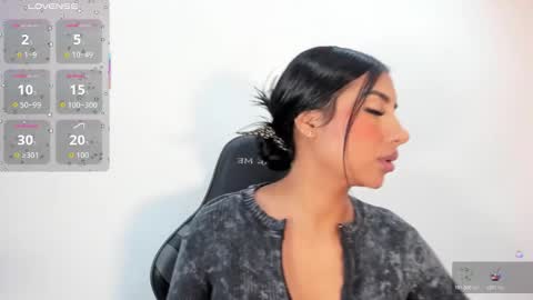 Snapshot of salomebell chatting on 12/22/25, 08:39 online show from 12/22/25, 08:39