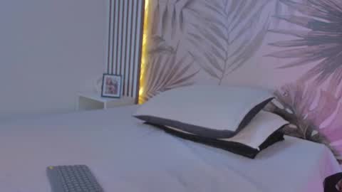 Snapshot of samaantha_white_ chatting on 09/17/25, 11:34 Samaantha online show from 09/17/25, 11:34