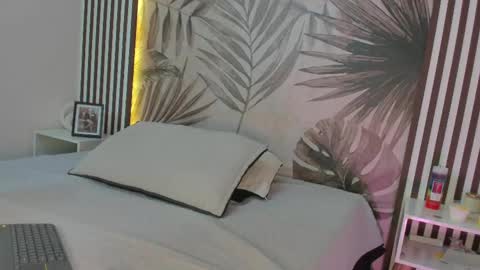 Snapshot of samaantha_white_ chatting on 09/21/25, 11:45 Samaantha online show from 09/21/25, 11:45