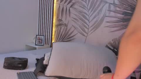 Snapshot of samaantha_white_ chatting on 09/24/25, 11:57 Samaantha online show from 09/24/25, 11:57