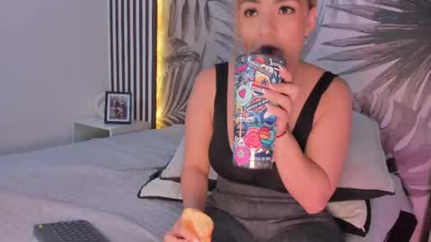 Snapshot of samaantha_white_ chatting on 09/25/25, 11:47 Samaantha online show from 09/25/25, 11:47