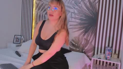 Snapshot of samaantha_white_ chatting on 10/20/25, 11:54 Samaantha online show from 10/20/25, 11:54