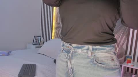 Snapshot of samaantha_white_ chatting on 10/25/25, 12:02 Samaantha online show from 10/25/25, 12:02