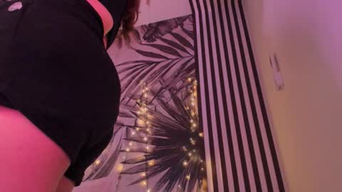 Snapshot of samaantha_white_ chatting on 12/16/25, 11:37 Samaantha online show from 12/16/25, 11:37