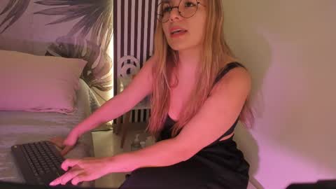 Snapshot of samaantha_white_ chatting on 02/11/26, 11:37 Samaantha online show from 02/11/26, 11:37