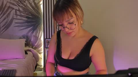 Snapshot of samaantha_white_ chatting on 03/06/26, 11:17 Samaantha online show from 03/06/26, 11:17