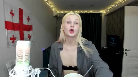 Snapshot of samanthamiasnik1 chatting on 02/19/25, 03:49 Samantha online show from 02/19/25, 03:49