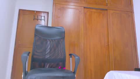 samirths_boy_ online show from 05/24/26, 04:56