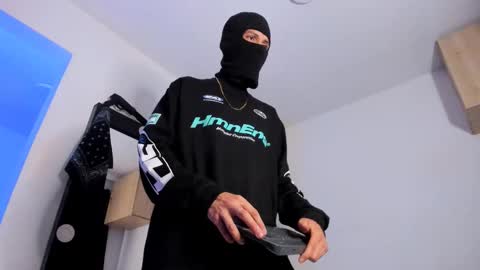   online show from 10/15/25, 04:45