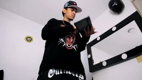 Snapshot of samuel_suarez chatting on 04/03/26, 01:14 online show from 04/03/26, 01:14