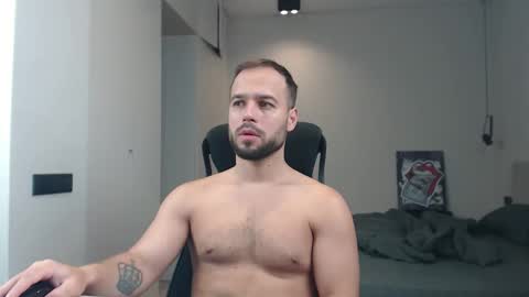 Snapshot of sandro_best chatting on 06/11/26, 08:23 DeAlex online show from 06/11/26, 08:23
