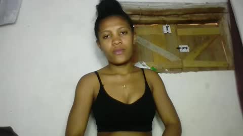 Snapshot of sanelie09 chatting on 10/18/25, 07:42 sanelie09 online show from 10/18/25, 07:42