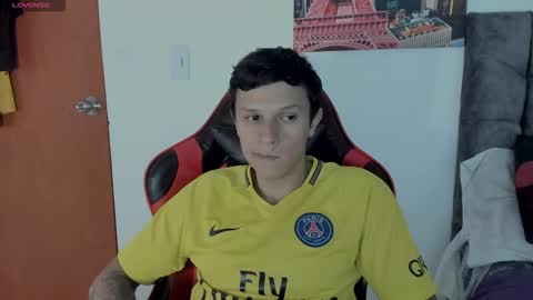 Snapshot of santi_alpha chatting on 09/28/25, 11:43 Santi online show from 09/28/25, 11:43