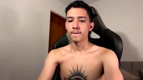 santi_twink19 online show from 01/08/25, 04:11