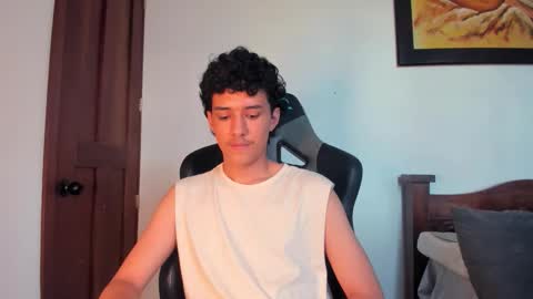 santi_twink19 online show from 10/25/25, 09:53