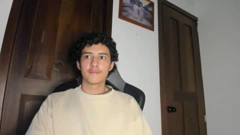 Snapshot of santi_twink19 chatting on 12/22/25, 05:04 santi_twink19 online show from 12/22/25, 05:04