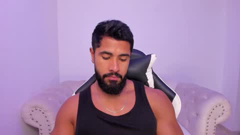 Snapshot of santiago_huntt chatting on 12/23/25, 01:14 santiago_huntt online show from 12/23/25, 01:14