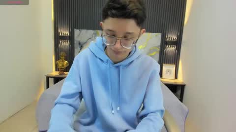 santiago_russo18 online show from 09/12/25, 12:38