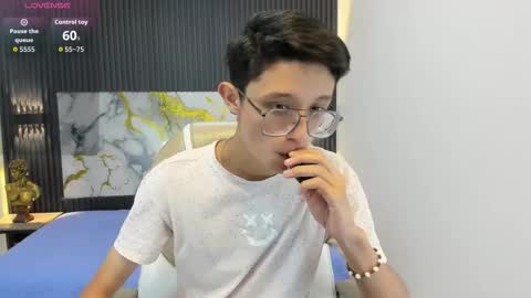 santiago_russo18 online show from 09/30/25, 12:32