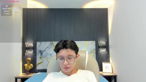 santiago_russo18 online show from 10/24/25, 12:01