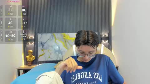 santiago_russo18 online show from 10/26/25, 12:33