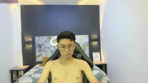 santiago_russo18 online show from 02/21/26, 08:43