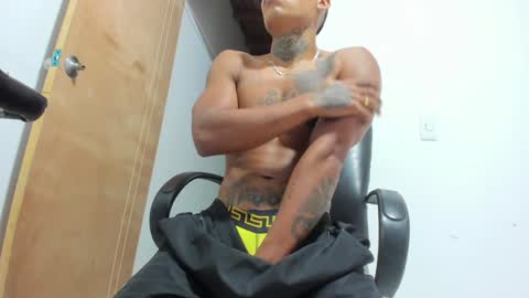 Snapshot of santiagogtx chatting on 01/25/25, 04:13 Santiago online show from 01/25/25, 04:13