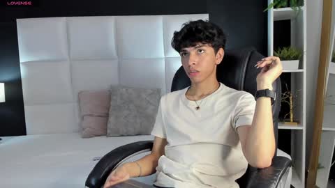 Snapshot of santy_carrington chatting on 12/20/24, 08:45 Santiago Carrington online show from 12/20/24, 08:45