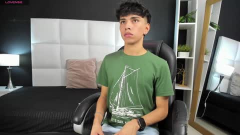 Snapshot of santy_carrington chatting on 12/23/24, 05:54 Santiago Carrington online show from 12/23/24, 05:54