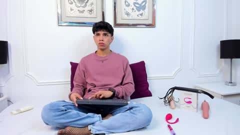 Snapshot of santy_carrington chatting on 12/31/24, 12:57 Santiago Carrington online show from 12/31/24, 12:57