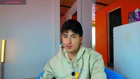 Snapshot of santyago_taylor chatting on 01/12/26, 06:35 Santyago online show from 01/12/26, 06:35