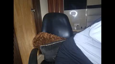 Snapshot of sanvi13 chatting on 01/12/25, 06:27 sanvi13 online show from 01/12/25, 06:27