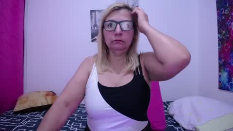 sara online show from 02/10/25, 01:55