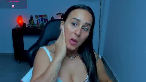 Snapshot of sara_charmy chatting on 07/08/26, 11:26 online show from 07/08/26, 11:26