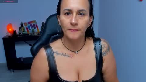Snapshot of sara_charmy chatting on 07/11/26, 11:02 online show from 07/11/26, 11:02