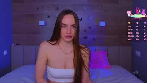 Snapshot of sara_crosss chatting on 04/17/26, 06:05 Sara online show from 04/17/26, 06:05