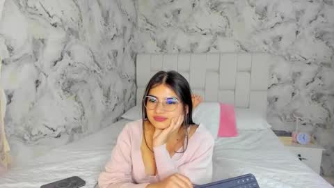 Snapshot of sara_fernandezz chatting on 12/04/25, 02:54 sara online show from 12/04/25, 02:54