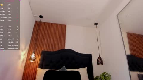 Snapshot of sara_stone17 chatting on 12/19/24, 11:03  -  online show from 12/19/24, 11:03