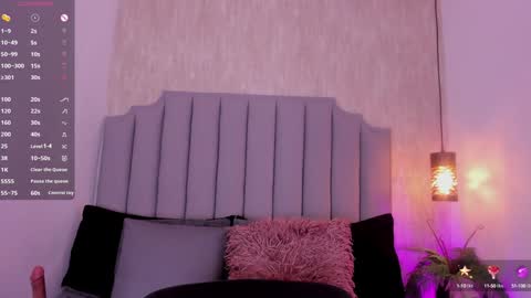 Snapshot of sara_stone17 chatting on 01/18/25, 11:00  -  online show from 01/18/25, 11:00